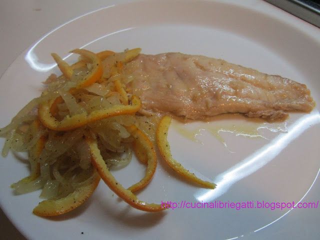 Filetto di pesce persico con cipolle e arance in agrodolce