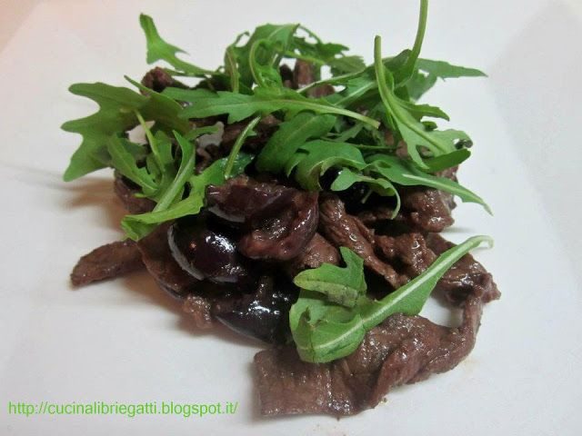 Straccetti di manzo all’aceto balsamico con rucola e olive nere