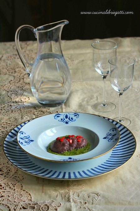 Ravioli al vino con salsiccia brasata su letto di crema di broccoli