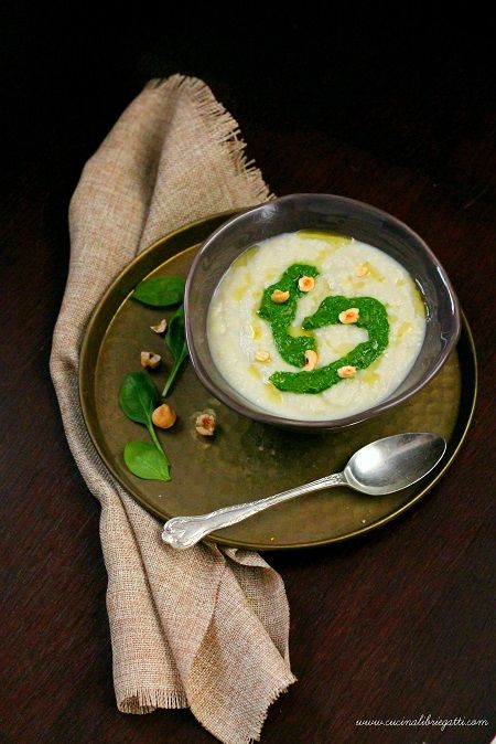 Zuppa di topinambur con pesto di spinaci e mandorle