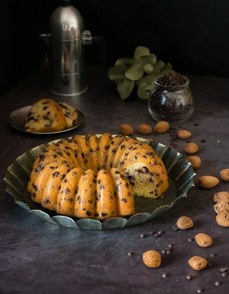 Ciambella alle mandorle e gocce di cioccolato