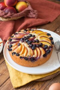 Torta alle pesche mirtilli e yogurt greco 3 torta alle pesche