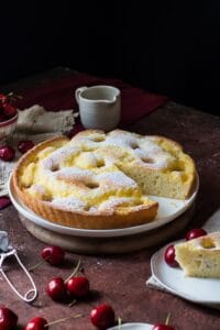 torta con crema e ciliegie