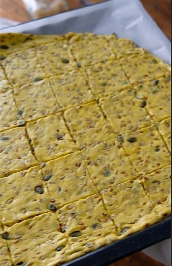 cottura cracker di farro con semi