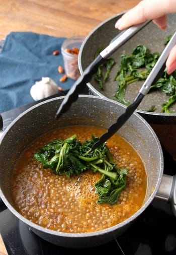 preparazione la zuppa di lenticchie e broccoli