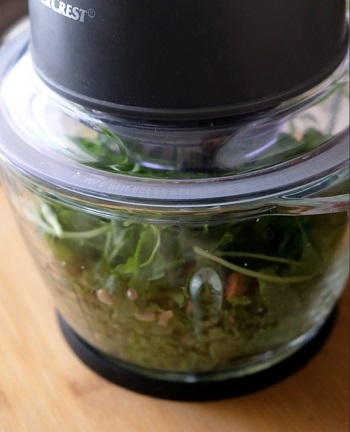 come si fa il pesto di rucola semi e mandorle