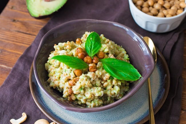 Insalata di farro con pesto di avocado 1 farro con pesto