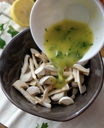 come si fanno i funghi marinati